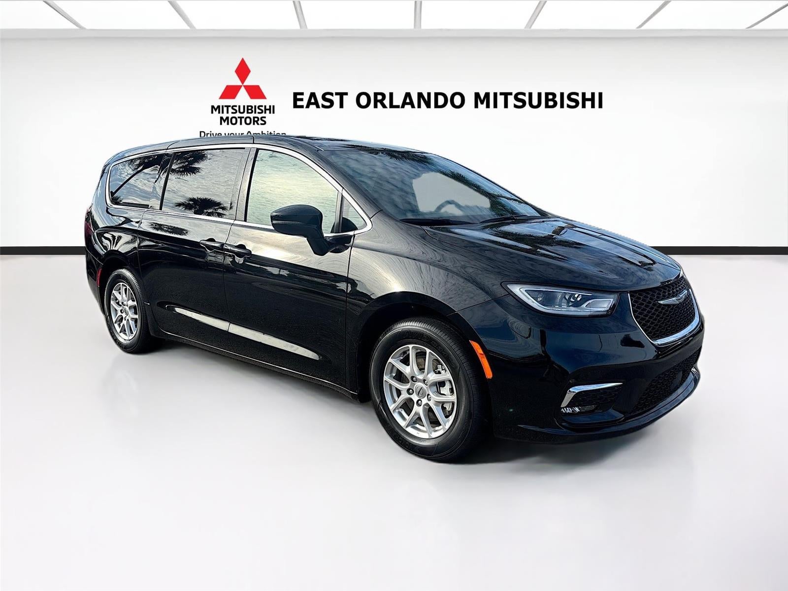2025 Chrysler Pacifica Select's photo
