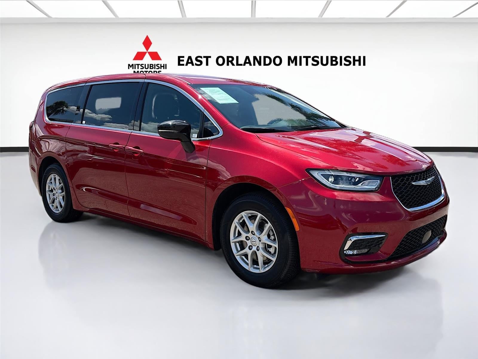2025 Chrysler Pacifica Select's photo