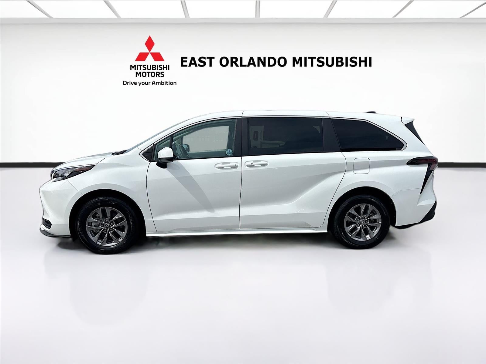 2025 Toyota Sienna LE 8-Passenger