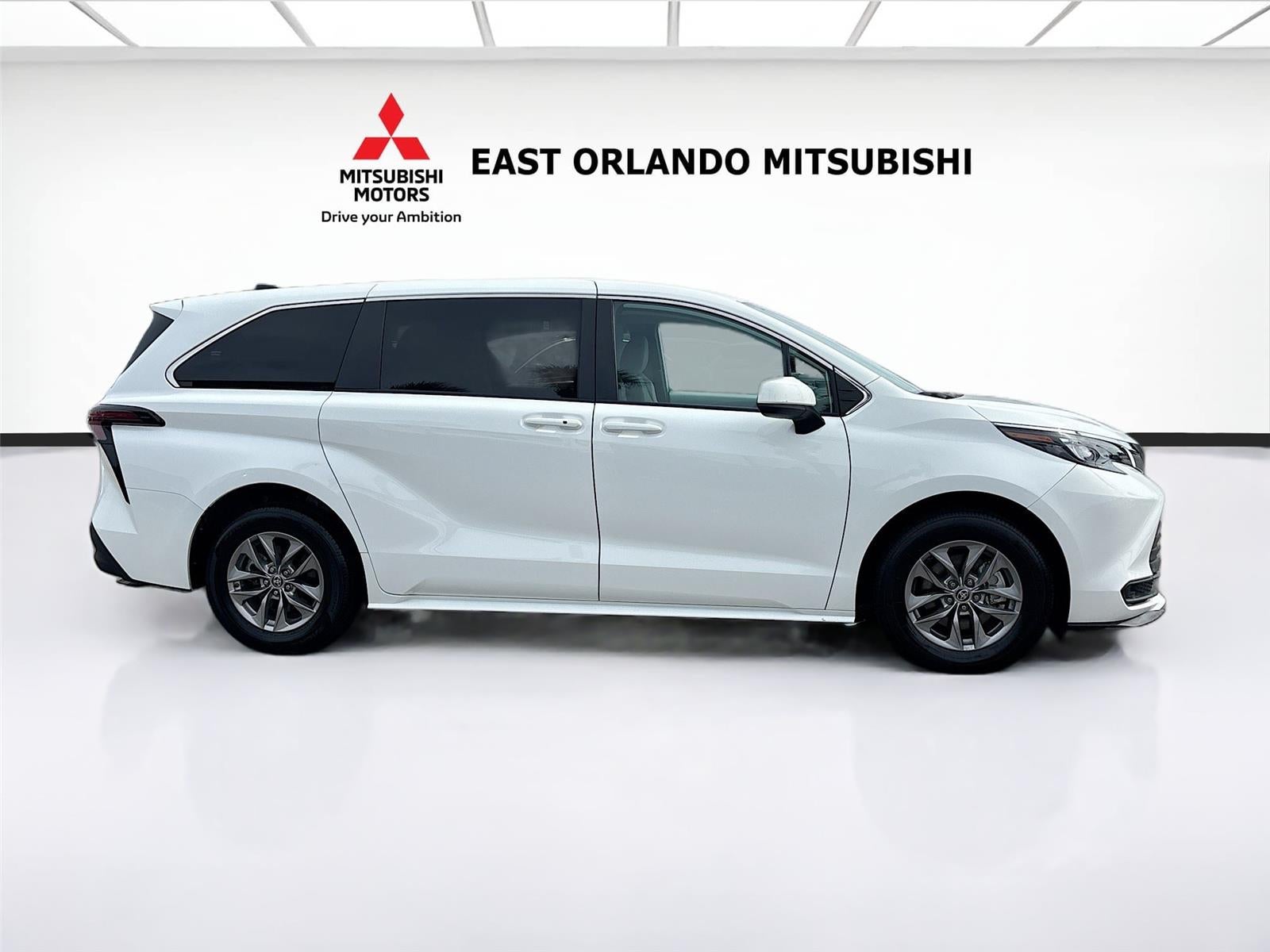 2025 Toyota Sienna LE 8-Passenger