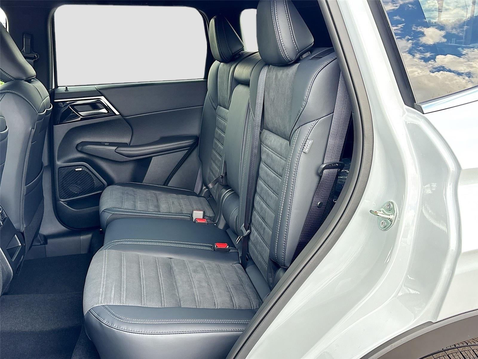 2026 Mitsubishi Outlander LE