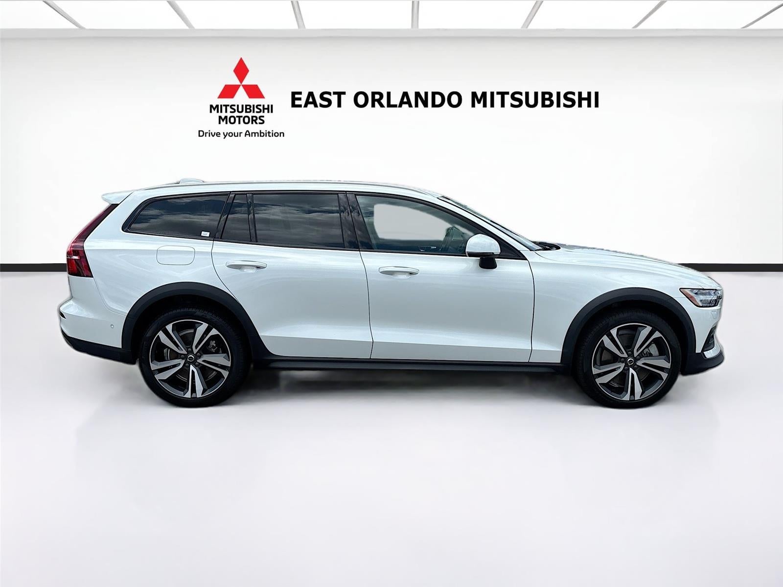 2025 Volvo V60 Cross Country Plus - Photo 8
